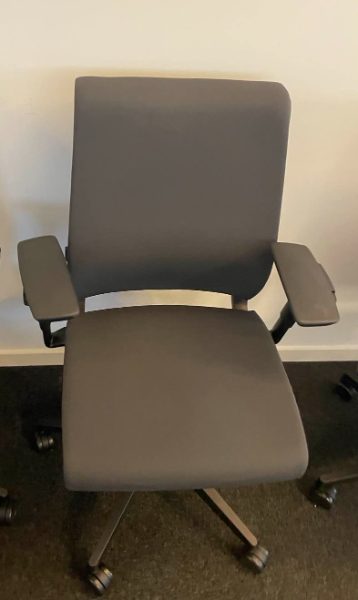 Dieptereiniging bureaustoelen Van Maerke Prefab